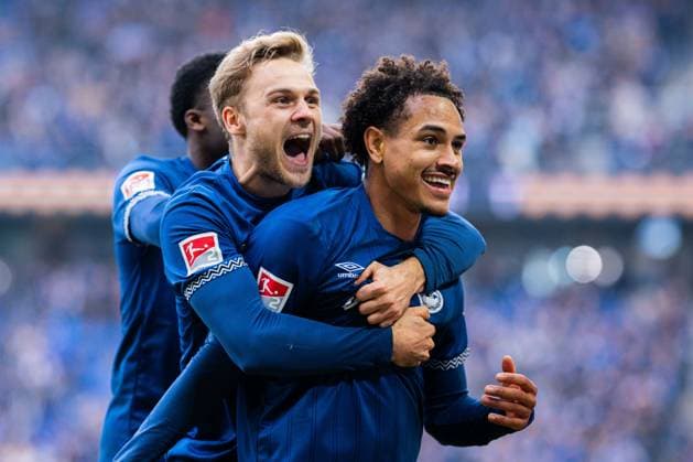 08 11 2025 Soccer, 2025 2026, 2 Bundesliga, Matchday 12, DSC Arminia Bielefeld Karlsruher SC R Monju Momuluh Bielefeld celebrates after his goal for 3 0 with L Tim Handwerker Bielefeld DFL REGULATIONS PROHIBIT ANY USE OF PHOTOGRAPHS AS IMAGE SEQUENCES AND OR QUASI VIDEO