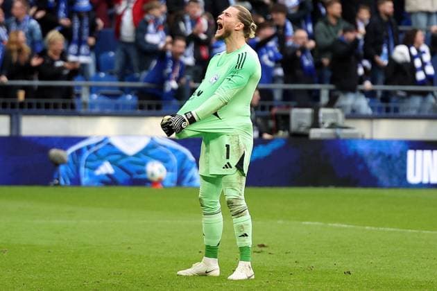 08 11 2025, xrekx, Fußball 2 Bundesliga, FC Schalke 04 SV Elversberg v l Loris Karius FC Schalke 04 Mannschaft, Spieler, jubeln nach Spielende, Team, Player, celebrate at the end of the match DFL DFB REGULATIONS PROHIBIT ANY USE OF PHOTOGRAPHS as IMAGE SEQUENCES and or QUASI VIDEO Gelsenkirchen