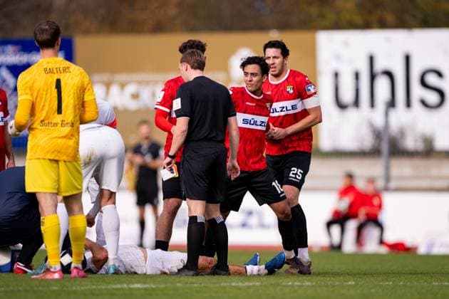 red card, sending off for Amnay Moutassime, TSG Balingen, 18 , completely incomprehensible, TSG Balingen vs TSV Schott Mainz, Football, Regionalliga Suedwest, Matchday 16, Season 2025 2026, 08 11 2025, Eibner Pressefoto Andreas Ulmer TSG Balingen vs TSV Schott Mainz, Football, Regionalliga Suedwest, Matchday 16, Season 2025 2026, 08 11 2025, Balingen Copyright: xEibner-Pressefoto AndreasxUlmerx EP_AUR
