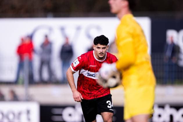 Halim Eroglu, TSG Balingen, 34 the ball in view, TSG Balingen vs TSV Schott Mainz, Football, Regionalliga Suedwest, Matchday 16, Season 2025 2026, 08 11 2025, Eibner Pressefoto Andreas Ulmer TSG Balingen vs TSV Schott Mainz, Football, Regionalliga Suedwest, Matchday 16, Season 2025 2026, 08 11 2025, Balingen Copyright: xEibner-Pressefoto AndreasxUlmerx EP_AUR