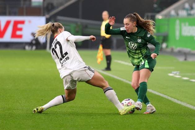VfL Frankfurt, BL Women Wolfsburg, 08 11 2025, FUßBALL VfL Wolfsburg vs Eintracht Frankfurt, Google Pixel Women Bundesliga, Season 2025 26 Goalkeeper Lina Altenburg Eintracht Frankfurt , Janou Levels VfL Wolfsburg Wolfsburg