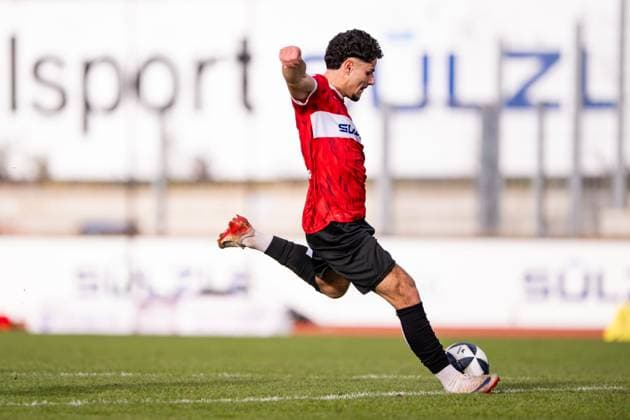 Halim Eroglu, TSG Balingen, 34 the ball in view, on his way to score the 1 0 goal for Balingen, TSG Balingen vs TSV Schott Mainz, Football, Regionalliga Suedwest, Matchday 16, Season 2025 2026, 08 11 2025, Eibner Pressefoto Andreas Ulmer TSG Balingen vs TSV Schott Mainz, Football, Regionalliga Suedwest, Matchday 16, Season 2025 2026, 08 11 2025, Balingen Copyright: xEibner-Pressefoto AndreasxUlmerx EP_AUR