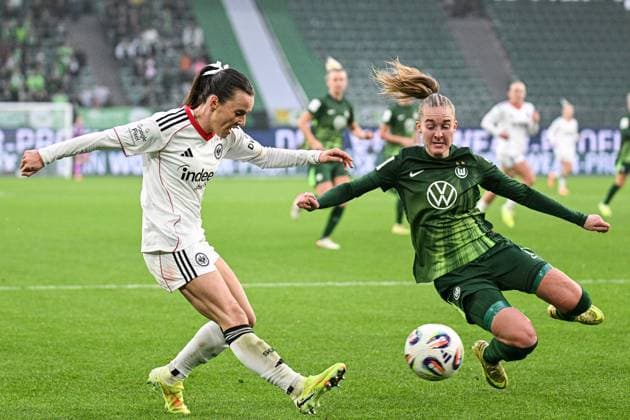 Soccer I Women I Season 2025 2026 I Bundesliga I 10 Matchday I VfL Wolfsburg Eintracht Frankfurt I 08 11 2025 One-on-one Hayley Emma Raso 7, Eintracht Frankfurt and Janina Minge 6, VfL Wolfsburg Wolfsburg Volkswagen Arena Lower Saxony Germany Copyright: xLobeca InesxHähnelx