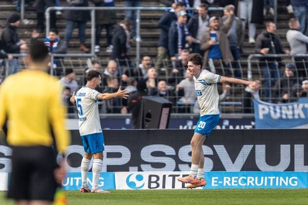 Football, Season 2025 2026, 3 Liga, Donaustadion Ulm, Matchday 14, SSV Ulm 1846 Football FC Hansa Rostock, 08 11 2025 08 11 2025, Football, Season 2025 2026, 3 Liga, Donaustadion Ulm, Matchday 14, SSV Ulm 1846 Football FC Hansa Rostock, Goal celebration joy after goal Goal shot to 0 4 by 20 Ryan Naderi FC Hansa Rostock f l 5 Marco Schuster FC Hansa Rostock , 20 Ryan Naderi FC Hansa Rostock Photo Lucca Fundel Ulm Donaustadion Baden Württemberg Germany