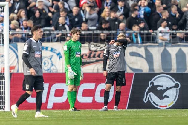 Football, Season 2025 2026, 3 Liga, Donaustadion Ulm, Matchday 14, SSV Ulm 1846 Football FC Hansa Rostock, 08 11 2025 08 11 2025, Football, Season 2025 2026, 3 Liga, Donaustadion Ulm, Matchday 14, SSV Ulm 1846 Football FC Hansa Rostock, Disappointment after conceding one of the many goals at SSV f l 1 Max Schmitt SSV Ulm 1846 Fußball , 8 Ben Westermeier SSV Ulm 1846 Fußball Foto Lucca Fundel Ulm Donaustadion Baden Württemberg Germany