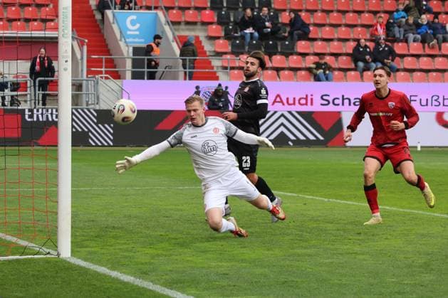 Julian Kuegel FC Ingolstadt 04, Nr 29 just misses goalkeeper Jakob Golz Rot Weiss Essen, Nr 1 would have had no chance in the match FC Ingolstadt 04 vs Rot Weiss Essen Football on 08 11 2025, DFB regulations prohibit any use of photographs as image sequences and or quasi video GER, Football, 3 Liga, Matchday 14, 1 FC Ingolstadt vs Rot Weiss Essen, Football, 08 11 2025, Audi Sportpark Ingolstadt Copyright: xEibner-Pressefoto OliverxSTRISCHx EP-OSH