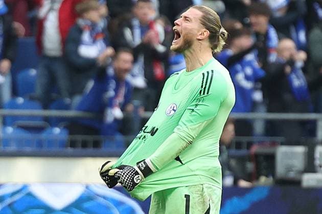 08 11 2025, xrekx, Fußball 2 Bundesliga, FC Schalke 04 SV Elversberg v l Loris Karius FC Schalke 04 Mannschaft, Spieler, jubeln nach Spielende, Team, Player, celebrate at the end of the match DFL DFB REGULATIONS PROHIBIT ANY USE OF PHOTOGRAPHS as IMAGE SEQUENCES and or QUASI VIDEO Gelsenkirchen