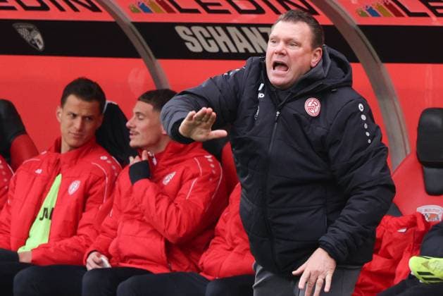 Coach Uwe Koschinat Rot Weiss Essen gets more and more upset in the course of the first half during the match FC Ingolstadt 04 vs Rot Weiss Essen Football on 08 11 2025, DFB regulations prohibit any use of photographs as image sequences and or quasi video GER, Football, 3 Liga, Matchday 14, 1 FC Ingolstadt vs Rot Weiss Essen, Football, 08 11 2025, Audi Sportpark Ingolstadt Copyright: xEibner-Pressefoto OliverxSTRISCHx EP-OSH
