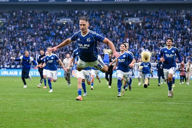 08 11 2025, Football, 2 Bundesliga, Season 2025 2026, Matchday 12, FC Schalke 04 SV Elversberg, Nikola Katic FC Schalke 04 flies towards the Nordkurve during the final cheer, xRHR PHOTO YYx Copyright: KROEGER RHR-FOTOx RHR-FOTO YY