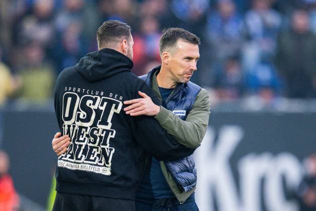 08 11 2025 Soccer, 2025 2026, 2 Bundesliga, Matchday 12, DSC Arminia Bielefeld Karlsruher SC L R Mitch Kniat Coach Bielefeld , Christian Eichner Coach Karlsruhe DFL REGULATIONS PROHIBIT ANY USE OF PHOTOGRAPHS AS IMAGE SEQUENCES AND OR QUASI VIDEO