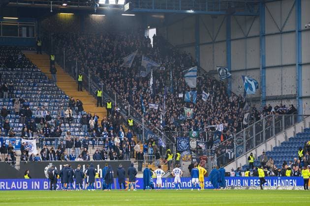 08 11 2025 Soccer, 2025 2026, 2 Bundesliga, Matchday 12, DSC Arminia Bielefeld Karlsruher SC Team Karlsruhe after the match with the fans DFL REGULATIONS PROHIBIT ANY USE OF PHOTOGRAPHS AS IMAGE SEQUENCES AND OR QUASI VIDEO
