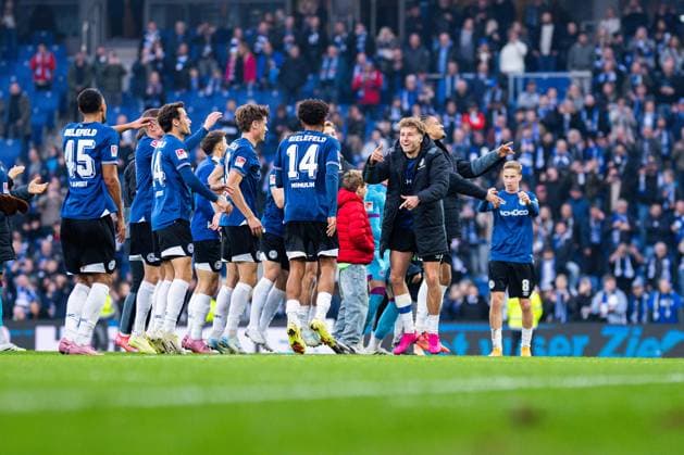 08 11 2025 Soccer, 2025 2026, 2 Bundesliga, Matchday 12, DSC Arminia Bielefeld Karlsruher SC Schlussjubel Mannschaft Bielefeld , M Monju Momuluh Bielefeld , Joel Grodowski Bielefeld DFL REGULATIONS PROHIBIT ANY USE OF PHOTOGRAPHS AS IMAGE SEQUENCES AND OR QUASI VIDEO