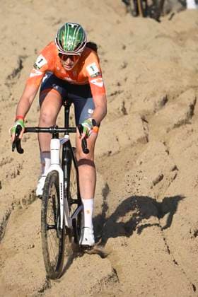 2025 UEC Cyclo-Cross EC - Women Elite MIDDELKERKE, BELGIUM - NOVEMBER 08 : Bakker Manon (NED) in action during the 2025 UEC Cyclo-Cross European Championships for Women Elite on November 08, 2025 in Middelkerke, Belgium, 08 11 2025 Middelkerke Belgium  Copyright: xNicoxVereeckenx