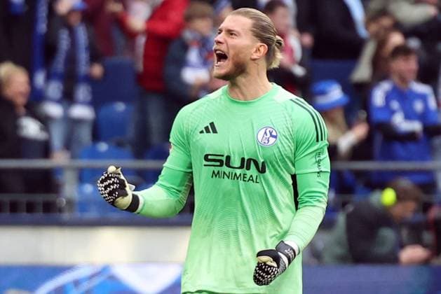 08 11 2025, xrekx, Fußball 2 Bundesliga, FC Schalke 04 SV Elversberg v l Loris Karius FC Schalke 04 Mannschaft, Spieler, jubeln nach Spielende, Team, Player, celebrate at the end of the match DFL DFB REGULATIONS PROHIBIT ANY USE OF PHOTOGRAPHS as IMAGE SEQUENCES and or QUASI VIDEO Gelsenkirchen