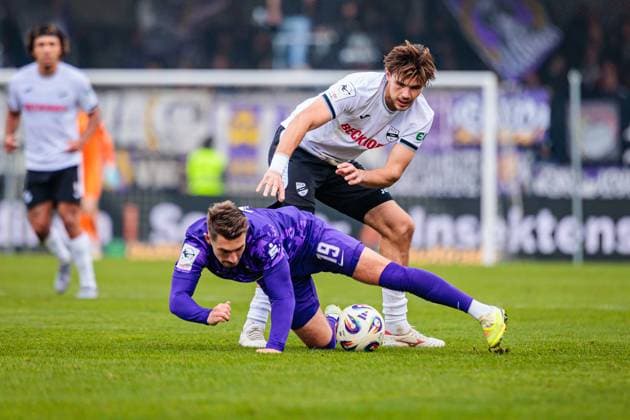 v l Julian Guttau FC Erzgebirge Aue, 19 , Julian Stark SC Verl, 07 in duel GER, SC Verl vs FC Erzgebirge Aue, Football, 3 Liga, Matchday 14, Season 2025 2026, 08 11 2025 DFL Regulations prohibit any use of photographers as image sequences and or quasi video GER, SC Verl vs FC Erzgebirge Aue, Football, 3 Liga, Matchday 14, Season 2025 2026, 08 11 2025 Verl Copyright: xEibner-Pressefoto JanxRollingerx EP_JSK