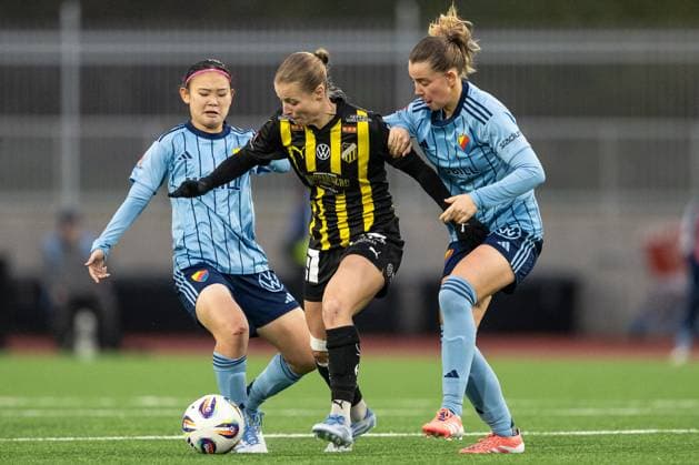 251108 Djurgardens Urara Watanabe and Elsa Pelgander against Häckens Anna Anvegard during the football match in Damallsvenskan between Djurgarden and Häcken on November 8, 2025 in Stockholm  Copyright: JESPERxZERMAN BB251108JZ041