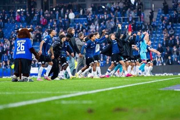 08 11 2025 Soccer, 2025 2026, 2 Bundesliga, 12 Matchday, DSC Arminia Bielefeld Karlsruher SC Final Cheer Team Bielefeld , M Monju Momuluh Bielefeld DFL REGULATIONS PROHIBIT ANY USE OF PHOTOGRAPHS AS IMAGE SEQUENCES AND OR QUASI VIDEO