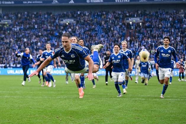 08 11 2025, Football, 2 Bundesliga, Season 2025 2026, Matchday 12, FC Schalke 04 SV Elversberg, Nikola Katic FC Schalke 04 flies towards the Nordkurve during the final cheer, xRHR PHOTO YYx Copyright: KROEGER RHR-FOTOx RHR-FOTO YY