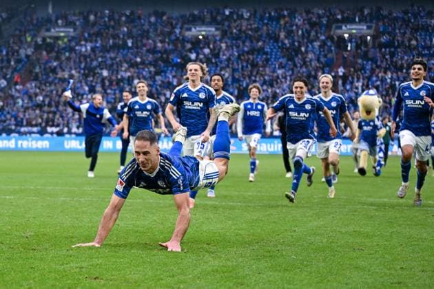 08 11 2025, Football, 2 Bundesliga, Season 2025 2026, Matchday 12, FC Schalke 04 SV Elversberg, Nikola Katic FC Schalke 04 flies towards the Nordkurve during the final cheer, xRHR PHOTO YYx Copyright: KROEGER RHR-FOTOx RHR-FOTO YY