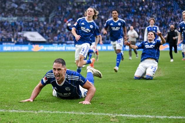 08 11 2025, Football, 2 Bundesliga, Season 2025 2026, Matchday 12, FC Schalke 04 SV Elversberg, Nikola Katic FC Schalke 04 flies towards the Nordkurve during the final cheer, xRHR PHOTO YYx Copyright: KROEGER RHR-FOTOx RHR-FOTO YY