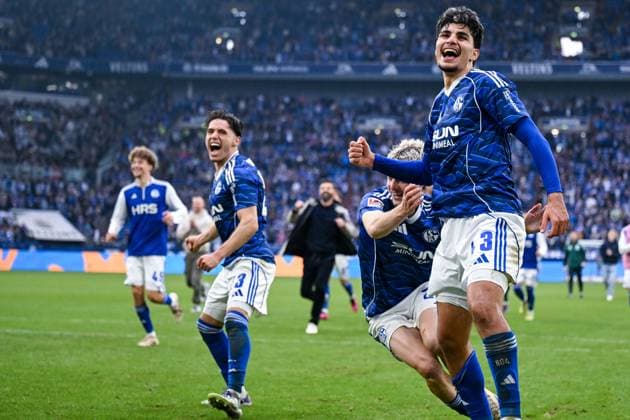 08 11 2025, Football, 2 Bundesliga, Season 2025 2026, Matchday 12, FC Schalke 04 SV Elversberg, Soufiane El Faouzi FC Schalke 04 , Mertcan Ayhan FC Schalke 04 , Vitalie Becker FC Schalke 04 xRHR PHOTO YYx Copyright: KROEGER RHR-FOTOx RHR-FOTO YY
