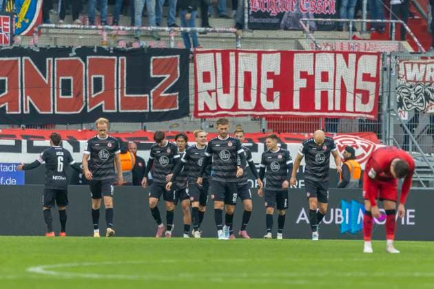 Ingolstadt, Germany 08 November 2025 3 Liga 2025 2026 FC Ingolstadt 04 vs Rot Weiss Essen In the picture in the Traube Goalscorer Jaka Potocnik RWE cheers with his teammates after his goal to 0 1, DFB regulations prohibit any use of photographs as image sequences and or quasi video Audi Sportpark Bayern Copyright: xFotostandx xSchäferx