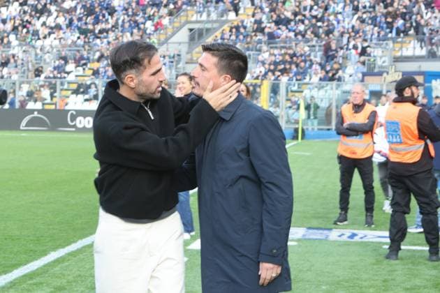 ComoÕs ComoÕs head coach Cesc Fabregas Cagliari s head coach Fabio Pisacane during the Serie A soccer match between Como and Cagliari at the Giuseppe Sinigaglia stadium in Como, north Italy - November 8, 2025 - Soccer.  Copyright: xAntonioxSaiai LaPressex