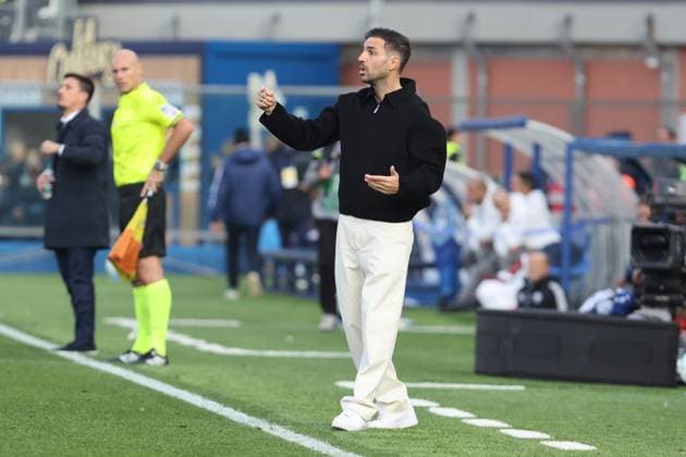 ComoÕsComoÕs head coach Cesc Fabregas during the Serie A soccer match between Como and Cagliari at the Giuseppe Sinigaglia stadium in Como, north Italy - November 8, 2025 - Soccer.  Copyright: xAntonioxSaiai LaPressex