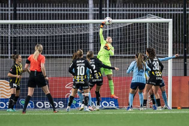 251108 Häckens goalkeeper Jennifer Falk during the football match in Damallsvenskan between Djurgarden and Häcken on November 8, 2025 in Stockholm  Copyright: JESPERxZERMAN BB251108JZ043