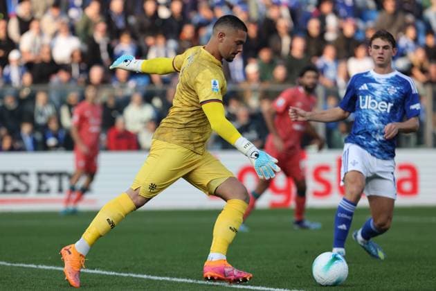 ComoÕsCagliari s goalkeeper Elia Caprile during the Serie A soccer match between Como and Cagliari at the Giuseppe Sinigaglia stadium in Como, north Italy - November 8, 2025 - Soccer.  Copyright: xAntonioxSaiai LaPressex