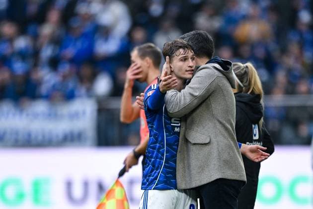 08 11 2025, Football, 2 Bundesliga, Season 2025 2026, Matchday 12, FC Schalke 04 SV Elversberg, Vitalie Becker FC Schalke 04 , Coach Miron Muslic FC Schalke 04 xRHR PHOTO YYx Copyright: KROEGER RHR-FOTOx RHR-FOTO YY