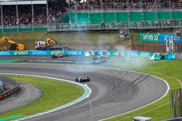 Formula 1 MSC Cruises Grande Prêmio de São Paulo 2025 Remy Midez OVERTAKE MAXPPP - São Paulo 08 11 2025 Crash 81 PIASTRI Oscar (aus), McLaren F1 Team, action, 27 HULKENBERG Nico (ger), Stake F1 Team KICK Sauber, action, 43 COLAPINTO Franco (arg), BWT Alpine F1 Team, action at the Formula 1 MSC Cruises Grande Prêmio de São Paulo 2025, the 21st round of the 2025 FIA Formula 1 World Championship, WM, Weltmeisterschaft at the Autódromo José Carlos Pace in São Paulo, interlaces, Brazil, from 6 to 9 November 2025 São Paulo Brazil Copyright: xOVERTAKE MAXPPPxRemyxMidezx OVT202511085318 OVT202511085318