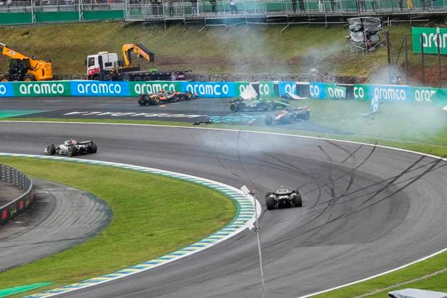 Formula 1 MSC Cruises Grande Prêmio de São Paulo 2025 Remy Midez OVERTAKE MAXPPP - São Paulo 08 11 2025 Crash 81 PIASTRI Oscar (aus), McLaren F1 Team, action, 27 HULKENBERG Nico (ger), Stake F1 Team KICK Sauber, action, 43 COLAPINTO Franco (arg), BWT Alpine F1 Team, action at the Formula 1 MSC Cruises Grande Prêmio de São Paulo 2025, the 21st round of the 2025 FIA Formula 1 World Championship, WM, Weltmeisterschaft at the Autódromo José Carlos Pace in São Paulo, interlaces, Brazil, from 6 to 9 November 2025 São Paulo Brazil Copyright: xOVERTAKE MAXPPPxRemyxMidezx OVT202511085320 OVT202511085320