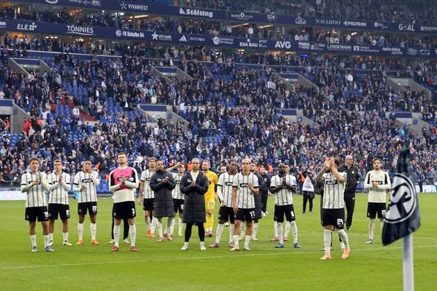 08 11 2025, xrekx, Fussball 2 Bundesliga, FC Schalke 04 SV Elversberg v l Elversberg thanks the fans, the player thanks the fans for their support DFL DFB REGULATIONS PROHIBIT ANY USE OF PHOTOGRAPHS as IMAGE SEQUENCES and or QUASI VIDEO Gelsenkirchen