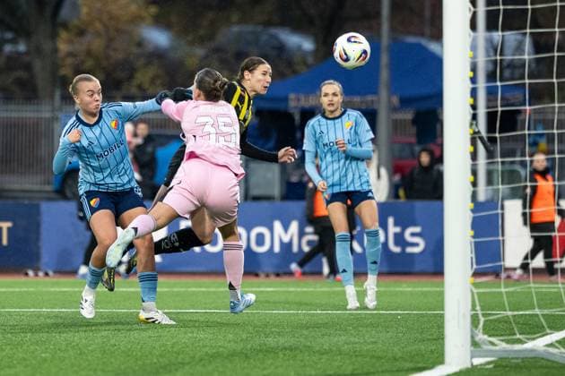 251108 Häckens Tabby Tindell scores 0-1 behind Djurgardens goalkeeper Anna Aurora Koivunen during the soccer match in Damallsvenskan between Djurgarden and Häcken on November 8, 2025 in Stockholm  Copyright: JESPERxZERMAN BB251108JZ044