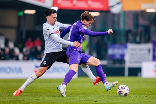 v l Timur Gayret SC Verl, 30 , Mika Clausen FC Erzgebirge Aue, 08 in duel GER, SC Verl vs FC Erzgebirge Aue, Football, 3 Liga, Matchday 14, Season 2025 2026, 08 11 2025 DFL Regulations prohibit any use of photographers as image sequences and or quasi video GER, SC Verl vs FC Erzgebirge Aue, Football, 3 Liga, Matchday 14, Season 2025 2026, 08 11 2025 Verl Copyright: xEibner-Pressefoto JanxRollingerx EP_JSK