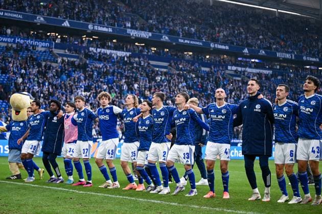 08.11.2025, Fussball, 2. Bundesliga, Saison 2025 2026, 12. Spieltag, FC Schalke 04 - SV Elversberg, Der FC Schalke 04 feiern mit den Fans den Heimsieg. xRHR-FOTO YYx Copyright: KROEGER RHR-FOTOx RHR-FOTO YY