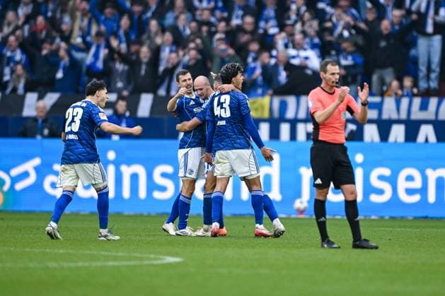 08 11 2025, Football, 2 Bundesliga, Season 2025 2026, Matchday 12, FC Schalke 04 SV Elversberg, Ron Schallenberg FC Schalke 04 , Henning Matriciani FC Schalke 04 , Mertcan Ayhan FC Schalke 04 xRHR PHOTO YYx Copyright: KROEGER RHR-FOTOx RHR-FOTO YY