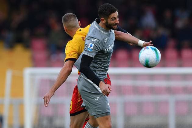 Lecce™s centre foward Nikola Å tuliÄ‡ (9 US Lecce) and Verona™s Right Winger Roberto Gagliardini (63 Hellas Verona FC) in action during the Serie A Enilive soccer matchday 11 between US Lecce and Hellas Verona FC at the Via del Mare Stadium in Lecce, Italy, Saturday, November 8, 2025. (Credit Image: Giovanni Evangelista LaPresse)  Copyright: xGiovannixEvangelista LaPressex