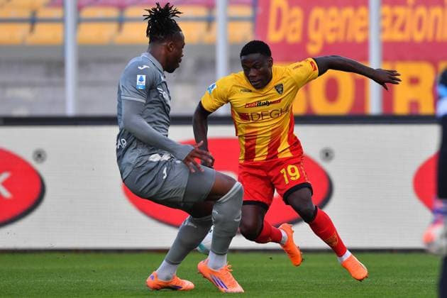 Lecce s left wing Lameck Banda (19 US Lecce) and Verona™s Central Defender Armel Bella-Kotchap (37 Hellas Verona FC) in action during the Serie A Enilive soccer matchday 11 between US Lecce and Hellas Verona FC at the Via del Mare Stadium in Lecce, Italy, Saturday, November 8, 2025. (Credit Image: Giovanni Evangelista LaPresse)  Copyright: xGiovannixEvangelista LaPressex