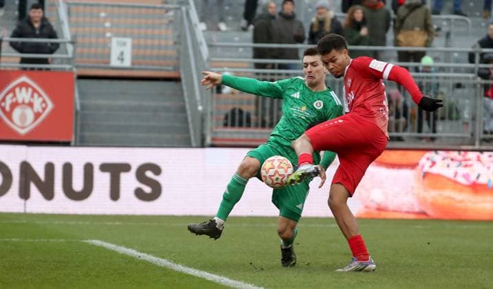 08 11 2025, xfsx, Men, Soccer, Season 2025 2026, Regionalliga Bayern, 17 Matchday FC Wuerzburger Kickers SpVgg Ansbach 09 v li Ben Mueller SpVgg Ansbach 09 , Jermain Nischalke FC Wuerzburger Kickers scores the goal 2 1, scores the goal 2 1 Wuerzburg AKON ARENA Bayern Germany