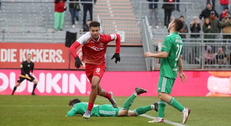 08 11 2025, xfsx, Herren, Fußball, Saison 2025 2026, Regionalliga Bayern, 17 Spieltag FC Wuerzburger Kickers SpVgg Ansbach 09 v li Jermain Nischalke FC Wuerzburger Kickers mit Torjubel, celebrate the goal, goal celebration, Jubel über das Tor zum 2 1, Ben Mueller SpVgg Ansbach 09 , Mirko Puscher SpVgg Ansbach 09 Wuerzburg AKON ARENA Bayern Germany