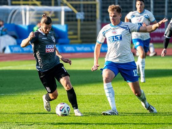 Dennis Chessa SSV Ulm 1846, 11 in duel with Florian Carstens FC Hansa Rostock, 17 , GER, SSV Ulm 1846 vs FC Hansa Rostock, Football, 3 Liga, Season 2025 2026, 08 11 2025, DFB DFL regulations prohibit any use of photographs as image sequences and or quasi video GER, SSV Ulm 1846 vs FC Hansa Rostock, Football, 3 Liga, Season 2025 2026, 08 11 2025 Ulm Copyright: xMichaelxSchmidt Eibner-Pressefotx EP_MST