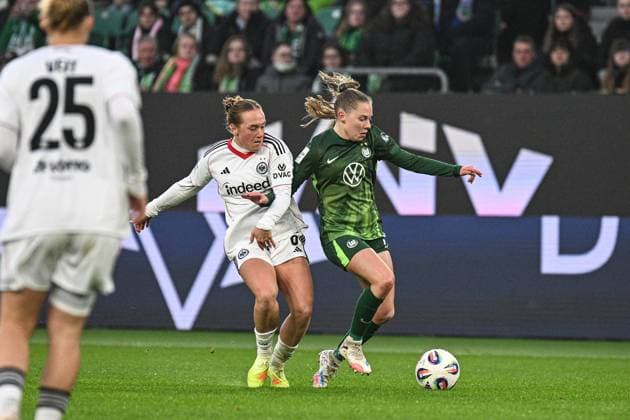Soccer I Women I Season 2025 2026 I Bundesliga I 10 Matchday I VfL Wolfsburg Eintracht Frankfurt I 08 11 2025 duel Lisanne Gräwe 8, Eintracht Frankfurt vs Janou Johanna Theodora Levels 15, VfL Wolfsburg Wolfsburg Volkswagen Arena Niedersachsen Germany Copyright: xLobeca InesxHähnelx