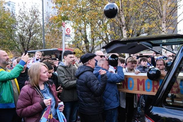 West Ham United gegen Burnley 08 November 2025, London Premier League Fußball West Ham United gegen Burnley West Ham Fans tragen einen Sarg aus Protest gegen die Klubbesitzer Foto Jacques Feeney Offside London UK  Copyright: xJacquesxFeeneyx xOffsidexOffside