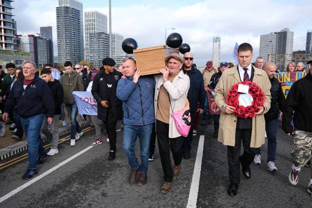 West Ham United gegen Burnley 08 November 2025, London Premier League Fußball West Ham United gegen Burnley West Ham Fans tragen einen Sarg aus Protest gegen die Klubbesitzer Foto Jacques Feeney Offside London UK  Copyright: xJacquesxFeeneyx xOffsidexOffside