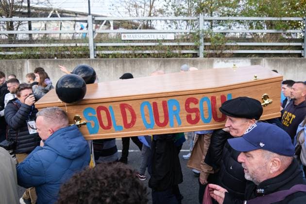 West Ham United gegen Burnley 08 November 2025, London Premier League Fußball West Ham United gegen Burnley West Ham Fans tragen einen Sarg aus Protest gegen die Klubbesitzer Foto Jacques Feeney Offside London UK  Copyright: xJacquesxFeeneyx xOffsidexOffside
