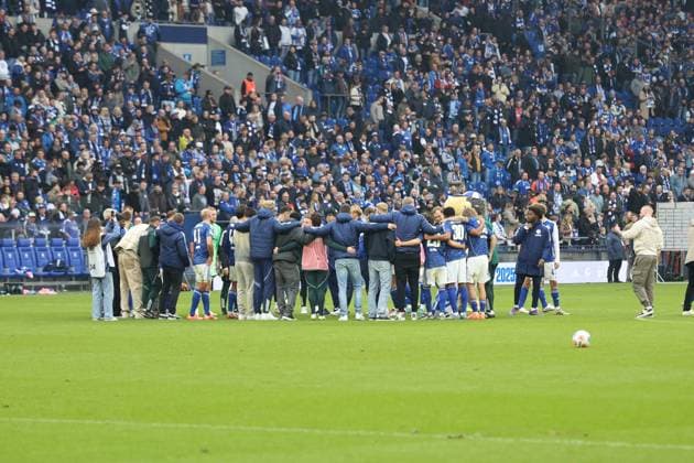 08 11 2025, xrekx, Fußball 2 Bundesliga, FC Schalke 04 SV Elversberg v l Teamkreis nach dem Spiel Schalke DFL DFB REGULATIONS PROHIBIT ANY USE OF PHOTOGRAPHS as IMAGE SEQUENCES and or QUASI VIDEO Gelsenkirchen