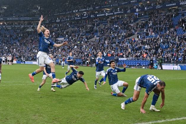 Schalke players celebrate victory 08 11 2025, Soccer 2 Bundesliga, Season 2025 2026, Matchday 12, FC Schalke 04 SV Elversberg DFL regulations prohibit any use of photographs as image sequences and or quasi video Gelsenkirchen Veltins Arena Nordrhein Westfalen Germany Team2