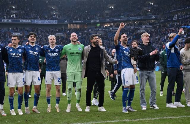 Schalke players celebrate with coach Miron Muslic FC Schalke 04 , mi , the victory, left next to goalkeeper Loris Karius Schalke 04 , right Kenan Karaman FC Schalke 04 with child 08 11 2025, Soccer 2 Bundesliga, Season 2025 2026, Matchday 12, FC Schalke 04 SV Elversberg DFL regulations prohibit any use of photographs as image sequences and or quasi video Gelsenkirchen Veltins Arena Nordrhein Westfalen Germany Team2